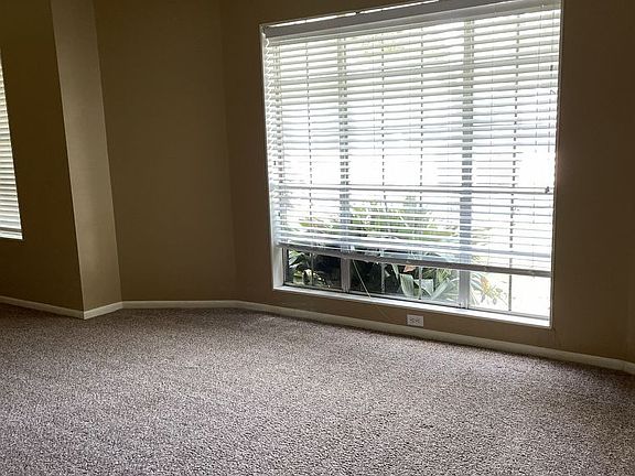 4th image of 3020 Lawrence Ave