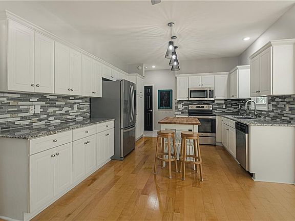 3rd image of 6913 Red Oak Dr