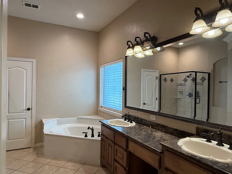 2207 Canterbury Dr — Photo 23