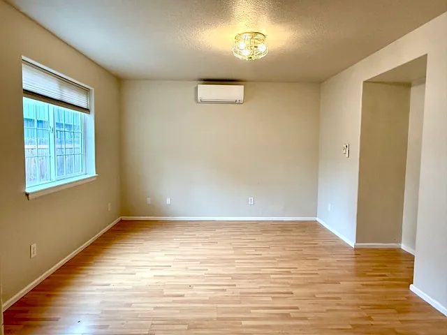 3 bed, 1100 sqft, $2,300 — Photo 3