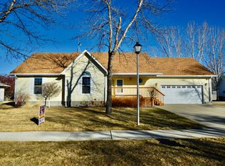 1106 Redwood Ln, Aberdeen, SD 57401