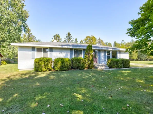 W5478 Elmwood Rd, Menominee, MI 49858