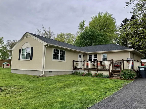 12 Coach House Ct, New Windsor, NY 12553