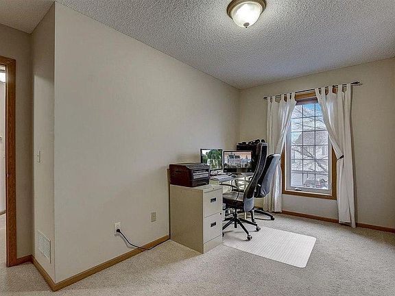 3rd image of 1104 Heather Ln