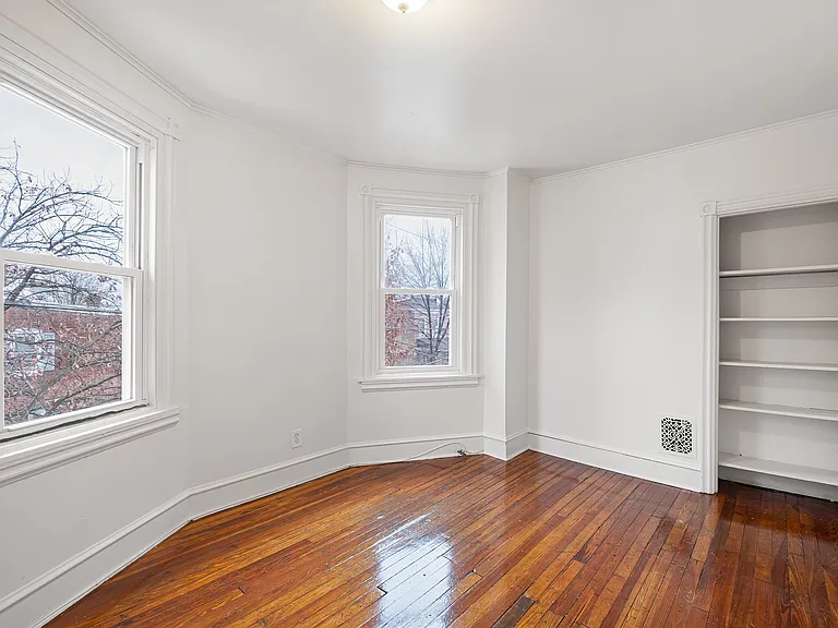 2402 N Van Buren St — Photo 11