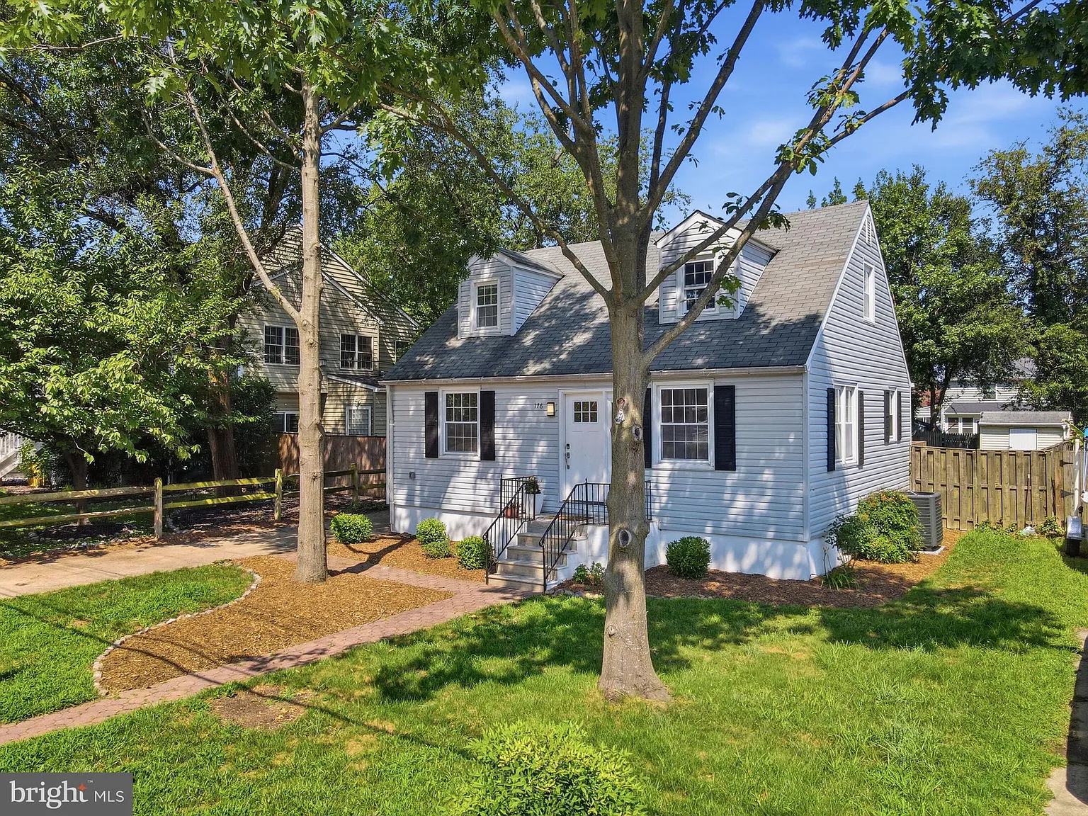 4 bed, 2.0 bath, 1950 sqft, $3,400 — Photo 1