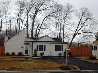 28 Grove St, Middletown, NJ 07748