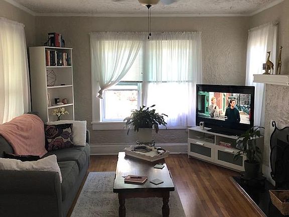 3rd image of 1033 Bay St NE APT 5