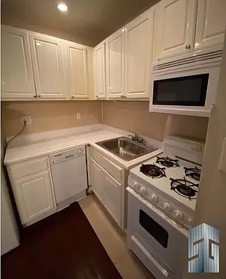 4th image of 568 Pacific St APT 1F