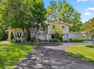 5589 Pembury Ln, West Bloomfield, MI 48322