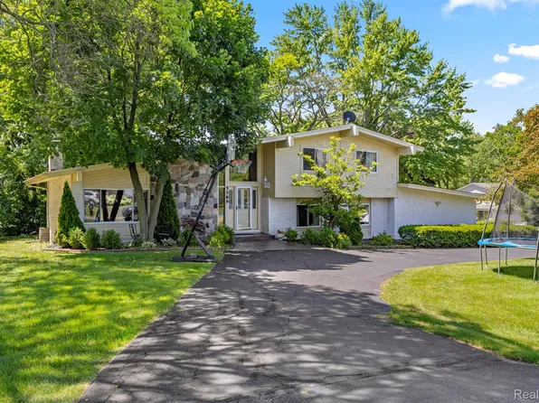 5589 Pembury Ln, West Bloomfield, MI 48322