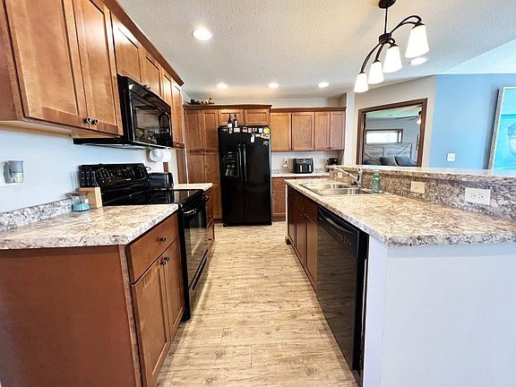 4th image of 814 Lakeview Dr