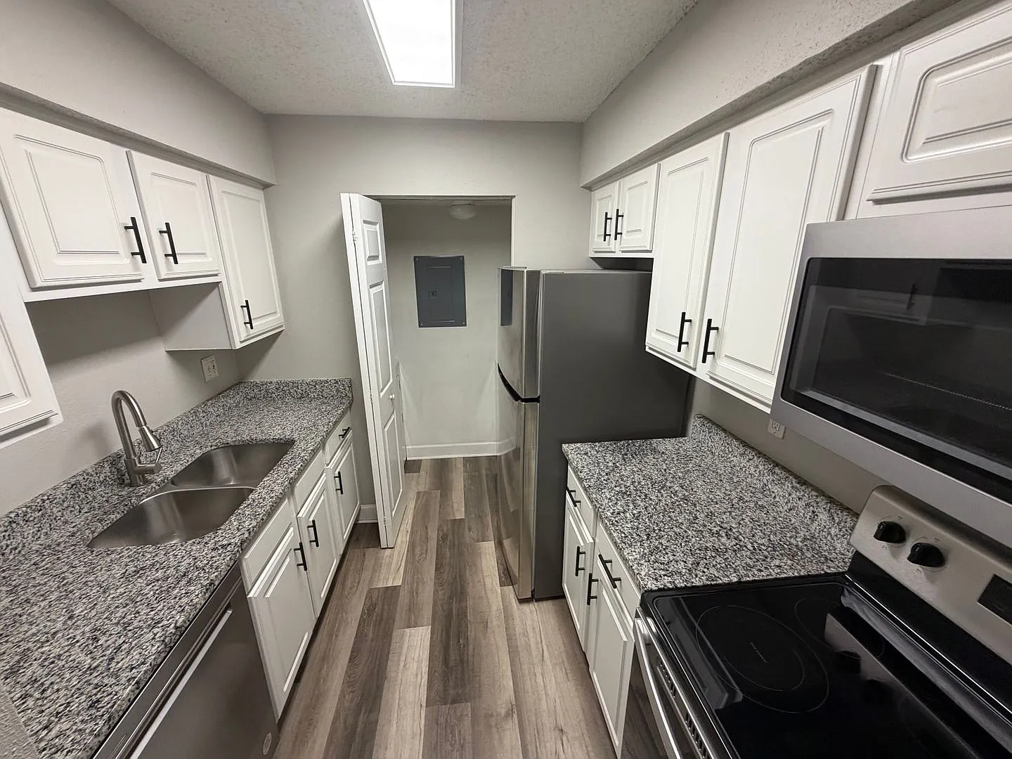 ** Move In Special $500 Off Your First Months Rent** Fabulous 2 Bedroom/1 Bath Condo!! — Photo 4
