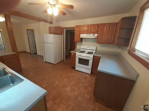 2nd image of 37 Waterbury St