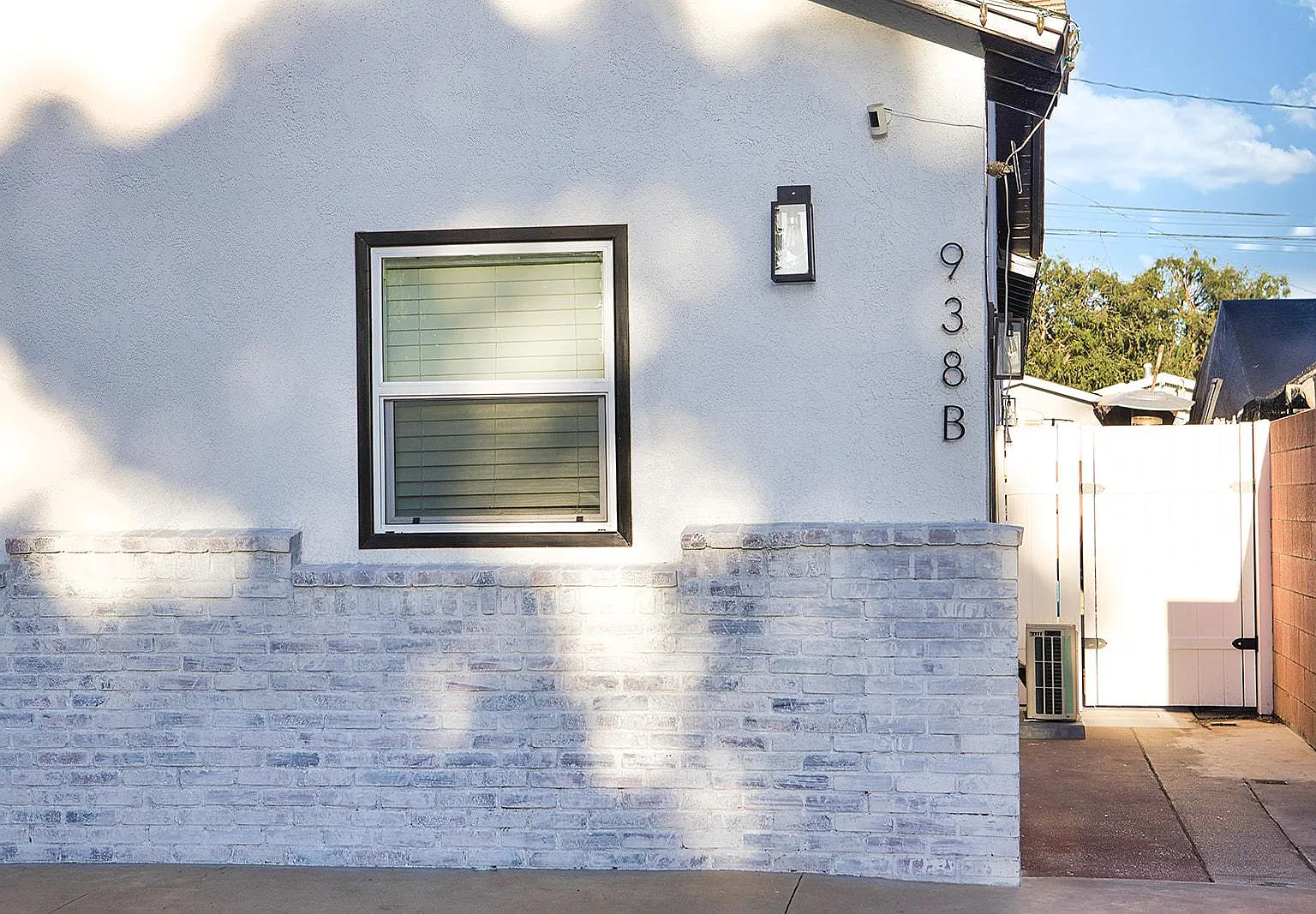 938 N Palm Ave — Photo 2