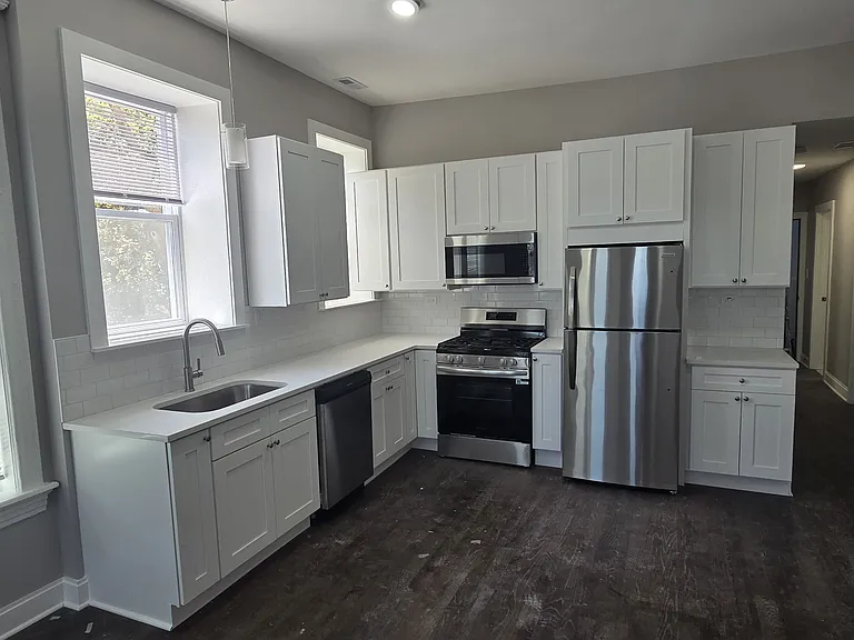 1860 N Hoyne Ave #1R — Photo 4