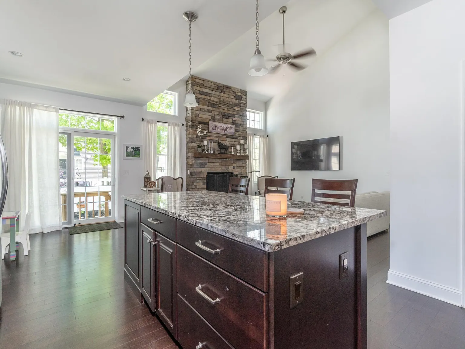 3 bed, 2088 sqft, $4,300 — Photo 4