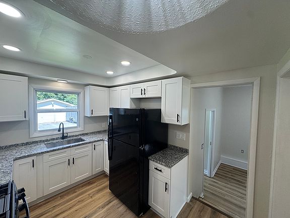 3rd image of 5979 Woodside Rd