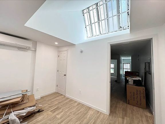 3rd image of 154 E 39th St #3