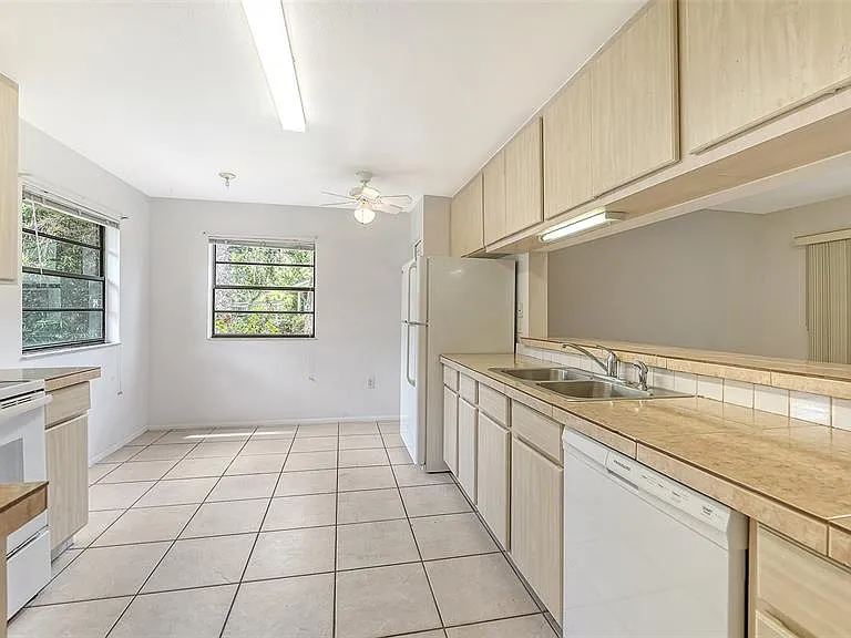 5010 Barrington Cir #2001 — Photo 17