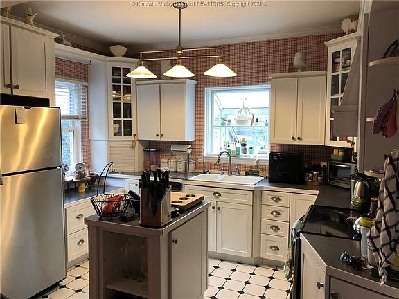 2nd image of 841 Edgewood Dr
