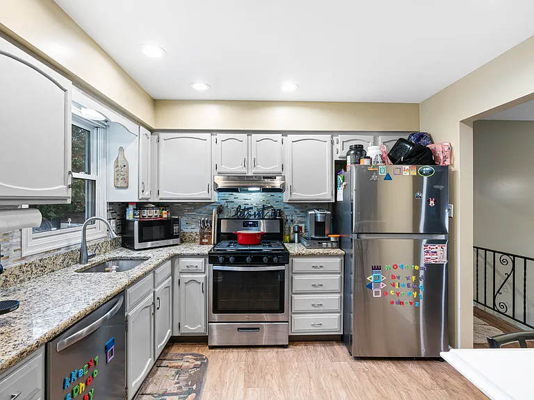 225 Karen Dr — Photo 2