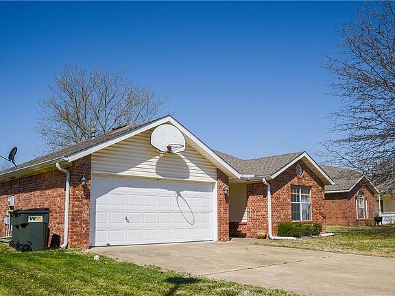 3rd image of 571 Woods Dr