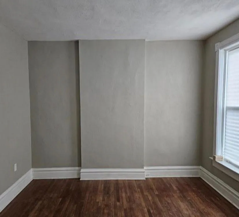 3 bed, 1.0 bath, 1000 sqft, $1,200 — Photo 2