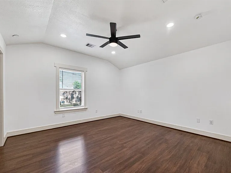 7030 Sidney St — Photo 14