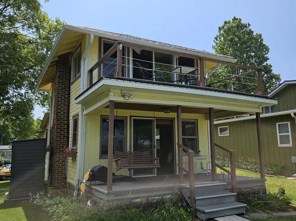 713 N Front St, Oquawka, IL 61469