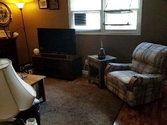 3rd image of 624 Meadow Ln