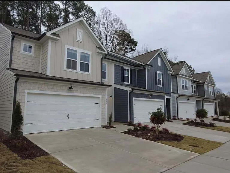 806 McKenzie Park Ter — Photo 1