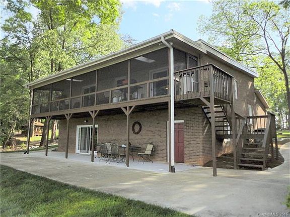 4th image of 4584 Giles Ave