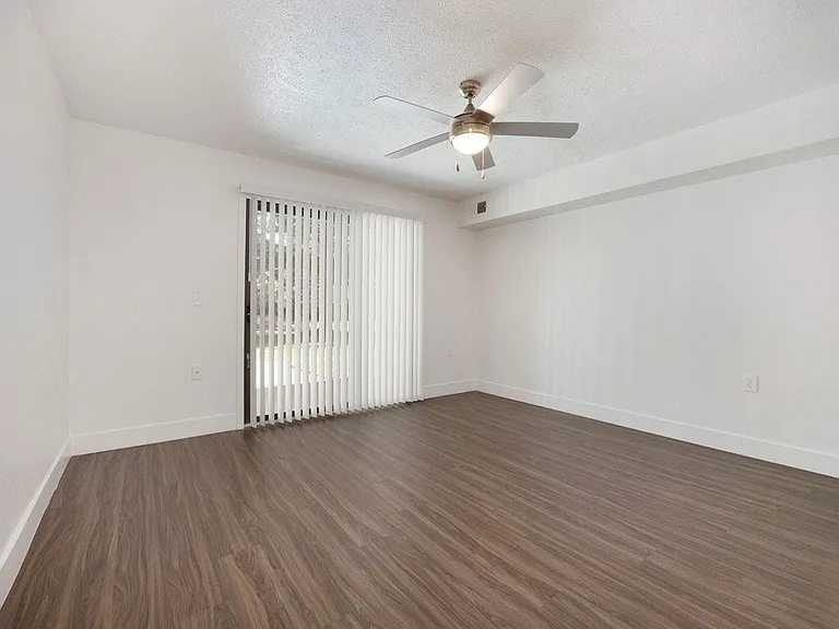 Byron Lakes Apartments — Photo 95