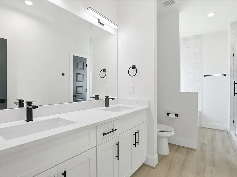 712 Delano St #A — Photo 15