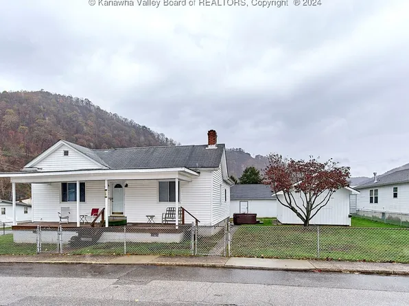 123 Walnut St, East Bank, WV 25067