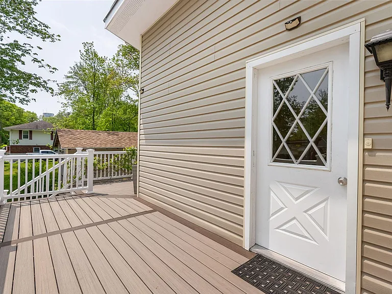Laurene Dr — Photo 31
