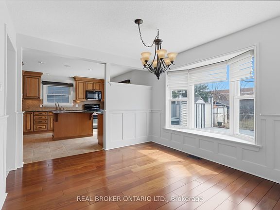 5th image of 154 Brock St E