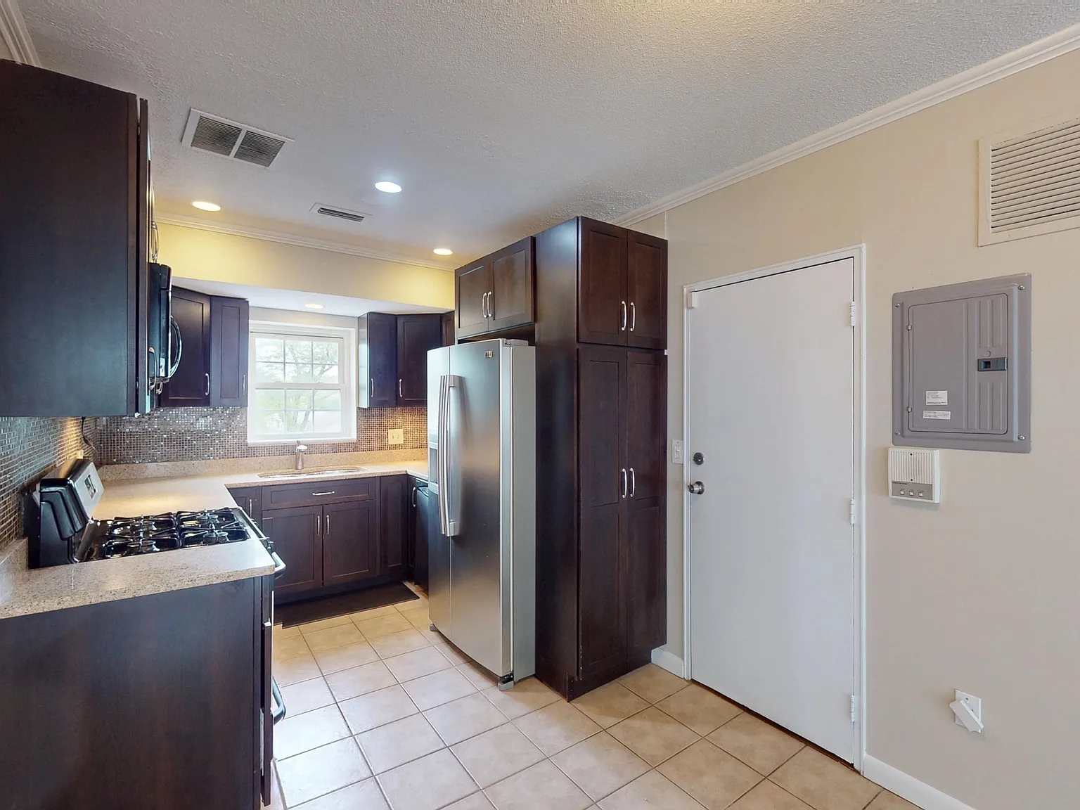 3 bed, 2.0 bath, 1057 sqft, $3,450 — Photo 1