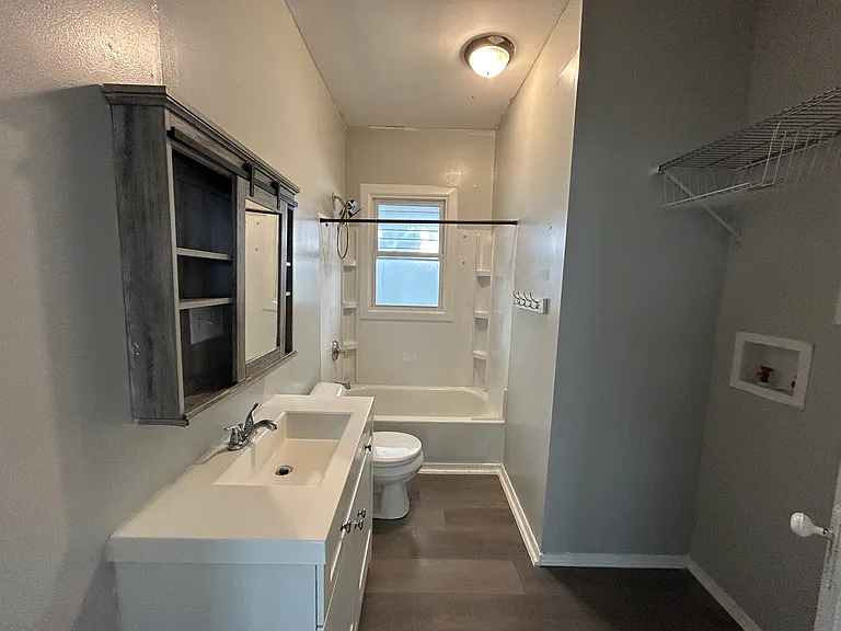 703 E Tennessee St — Photo 3