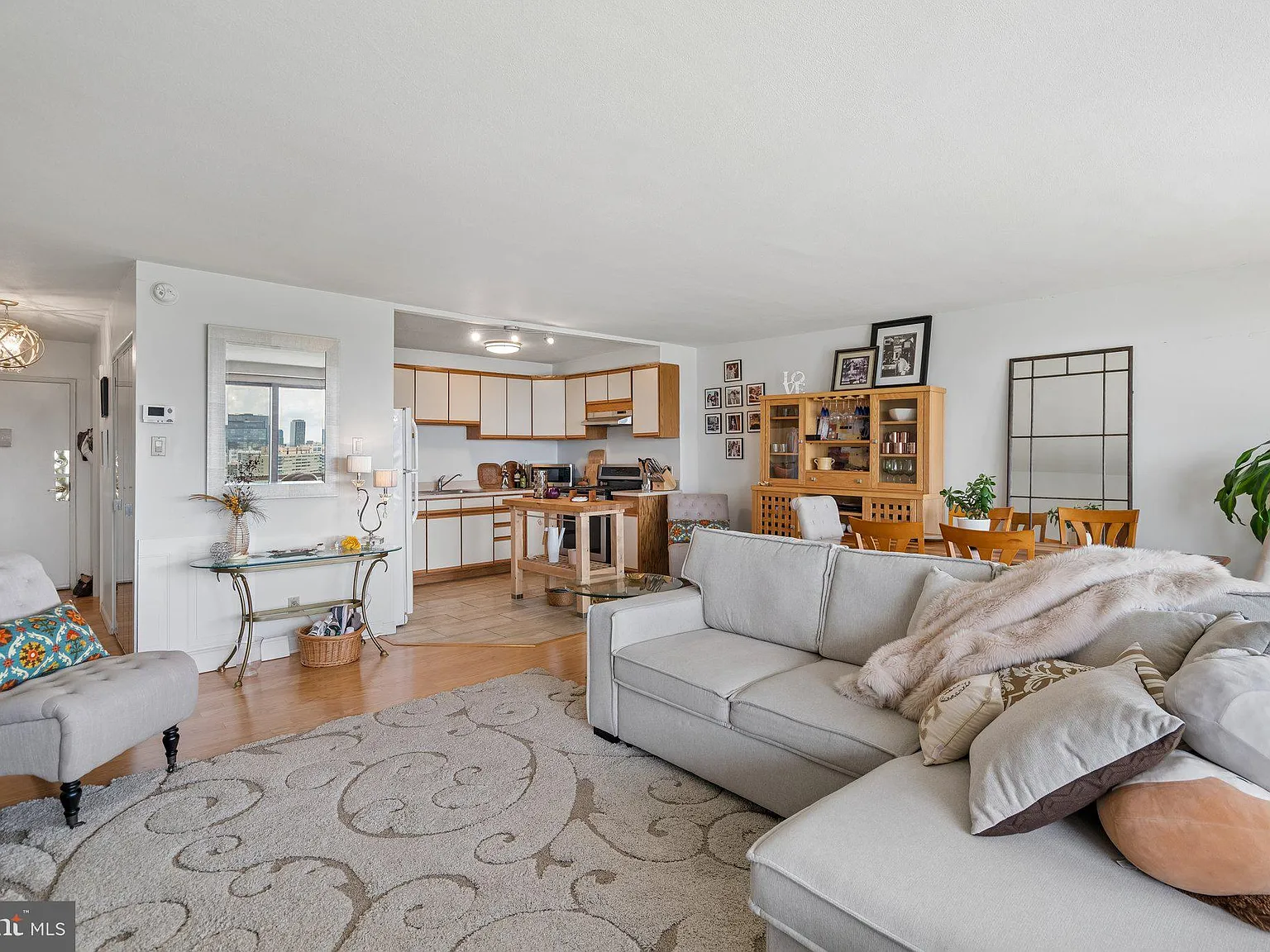 Studio, 656 sqft, $1,900 — Photo 3
