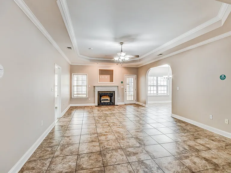 600 Waterford Ln — Photo 3