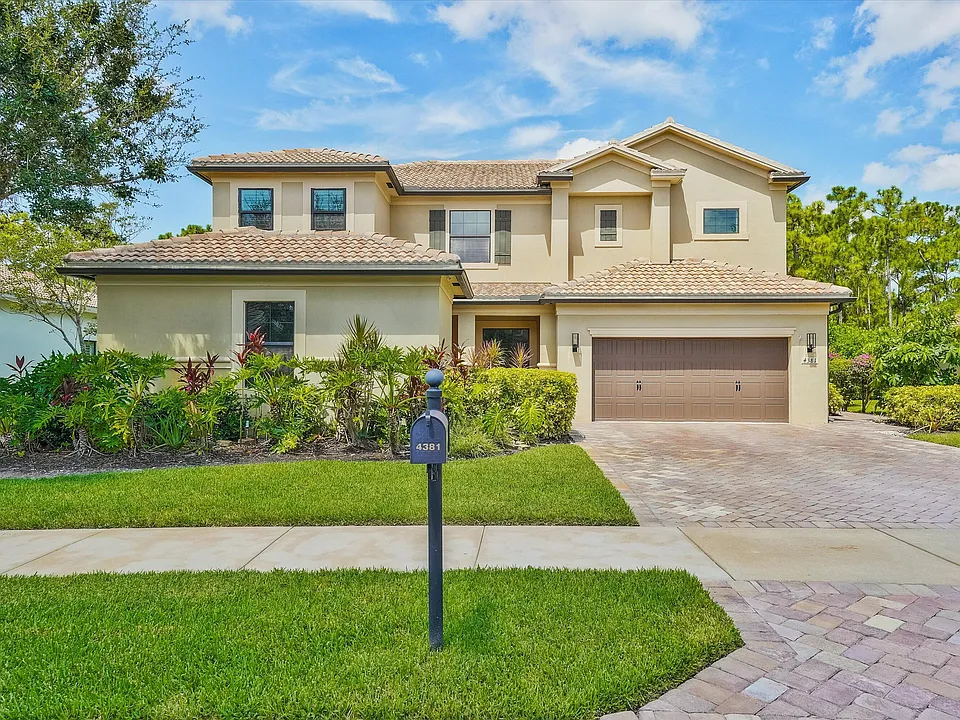 4381 SW Gossamer Cir