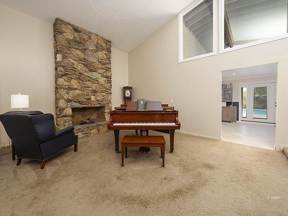 3rd image of 921 Randall St