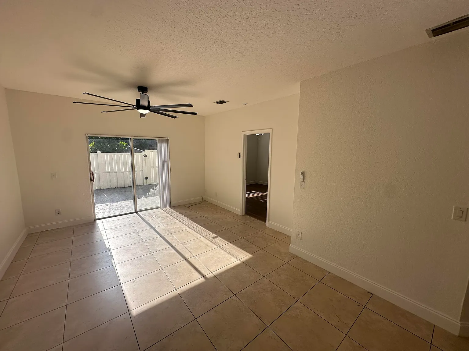 2 bed, 2.0 bath, 886 sqft, $2,000 — Photo 4