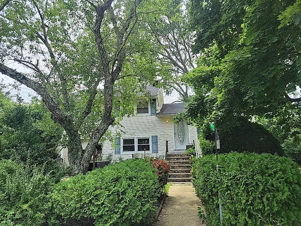 1st image of 11 Manor Dr