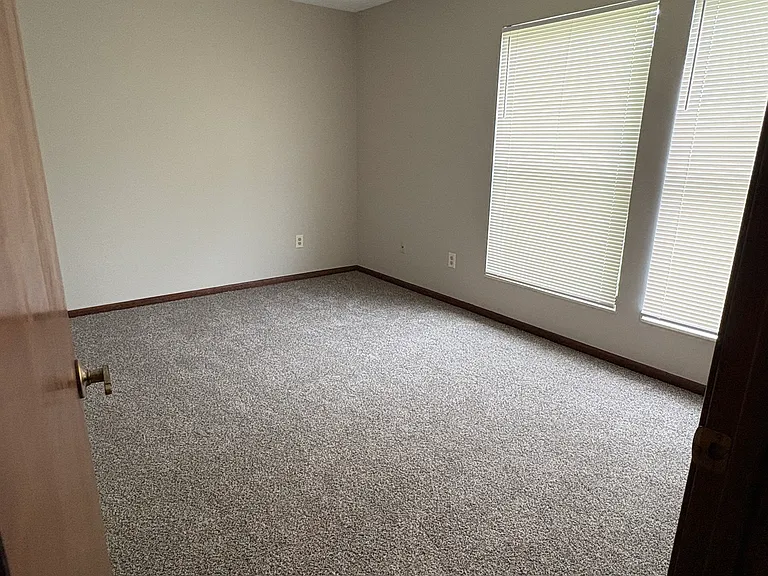 102 Greenwood Ln — Photo 12