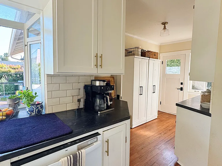 2431 Chapala St — Photo 12