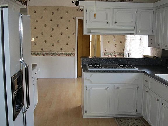 KITCHEN WITH GAS STOVE TOP