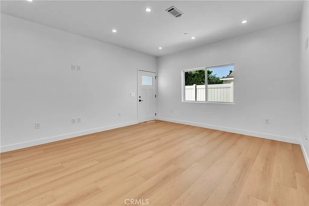 2 bed, 855 sqft, $3,000 — Photo 3